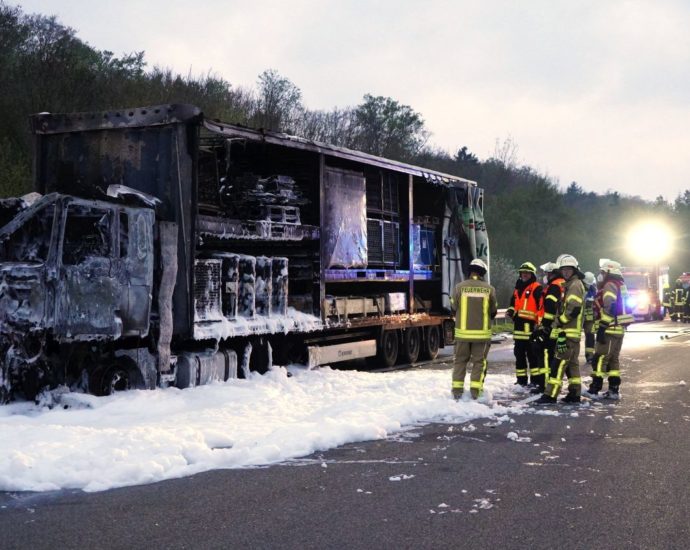 LKW-Brand auf A44 – Fahrer verletzt (VIDEO) LKW-Brand auf A44 – Fahrer verletzt (VIDEO)