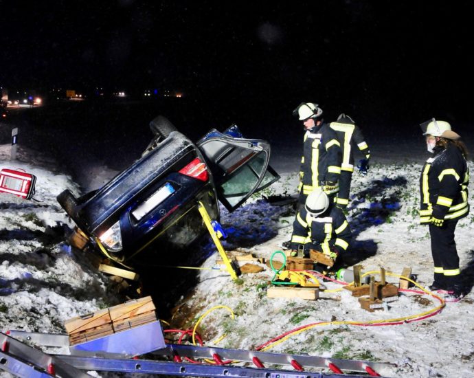 B3: PKW überschlägt sich auf verschneiter Fahrbahn bei Gilserberg