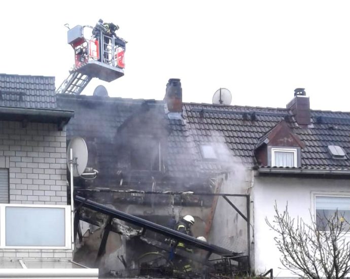 KS: Balkonbrand greift auf Dachstuhl über KS: Balkonbrand greift auf Dachstuhl über