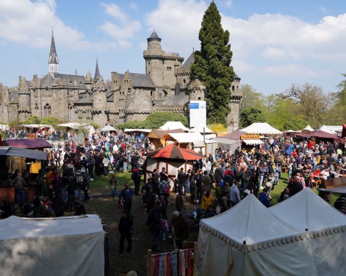 Mittelaltermarkt vor der Löwenburg in Kassel Mittelaltermarkt vor der Löwenburg in Kassel