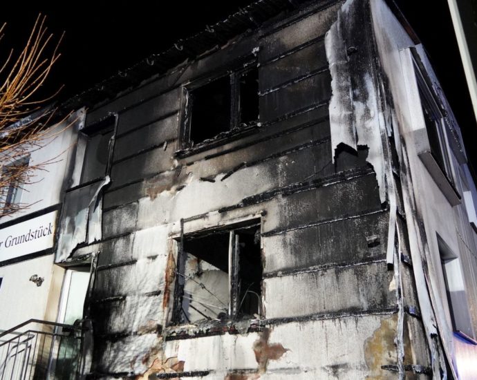 Sperrmüll-Brand greift auf Gebäude in Niestetal über Sperrmüll-Brand greift auf Gebäude in Niestetal über