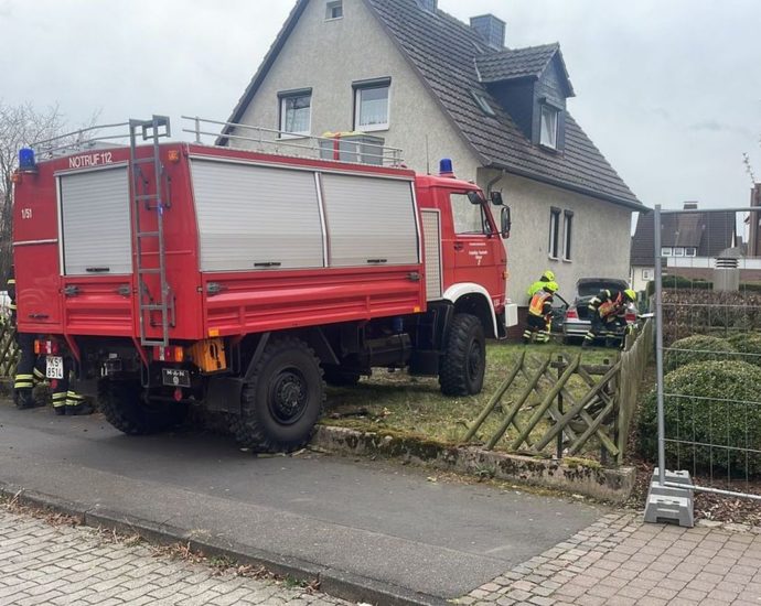 Fahrfehler – Auto kommt in Vellmar an Hauswand zum Stehen Fahrfehler – Auto kommt in Vellmar an Hauswand zum Stehen