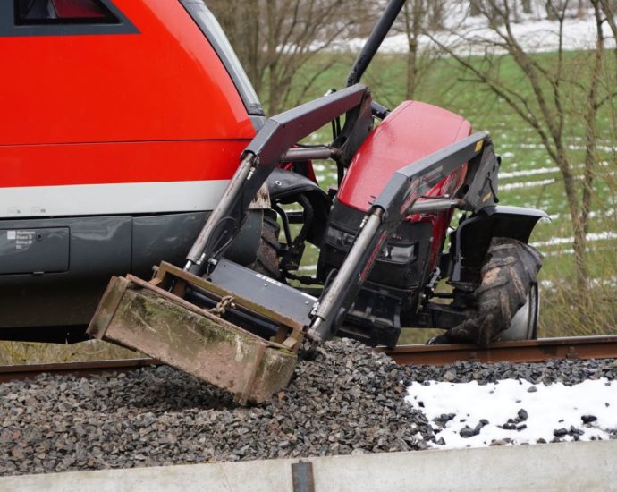 Waldeck Frankenberg: Zug kollidiert mit Traktor – Fahrer tödlich verletzt Waldeck Frankenberg: Zug kollidiert mit Traktor – Fahrer tödlich verletzt