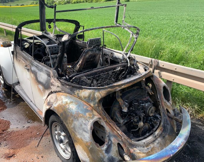 VW Käfer brannte auf B251 bei Dörnberg