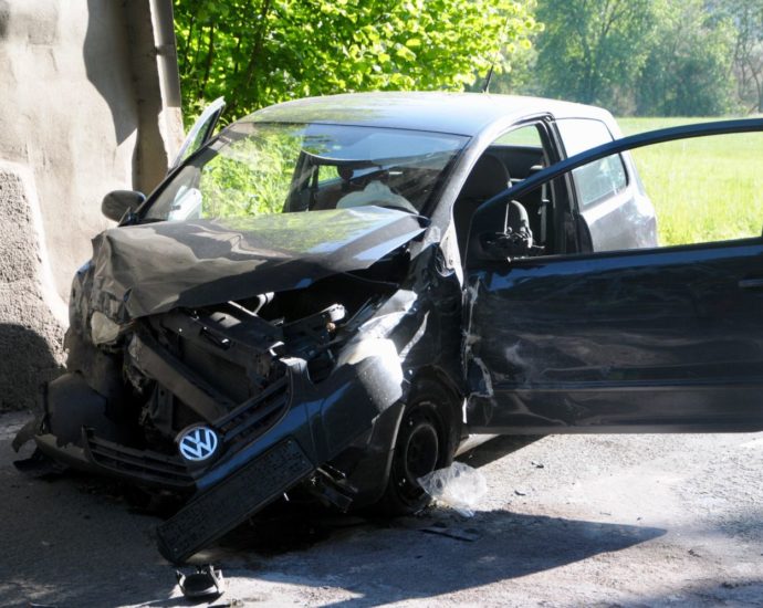 PKW kollidiert mit LKW bei Anraff