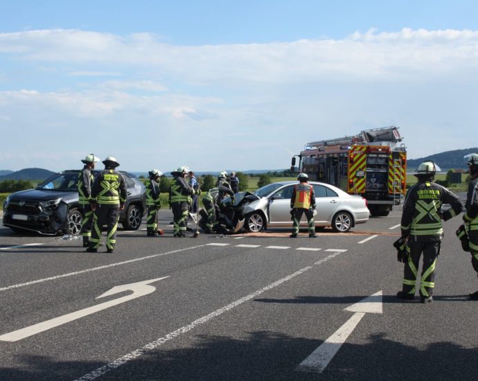 Zwei Verletzte bei Verkehrsunfall auf der L3218