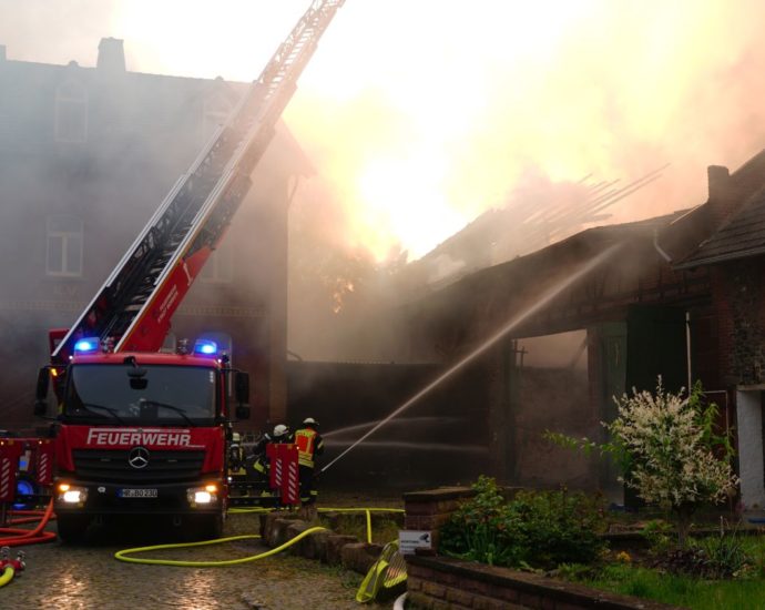 Borken: Scheune brennt nach Blitzeinschlag in Gombeth (VIDEO) Borken: Scheune brennt nach Blitzeinschlag in Gombeth (VIDEO)