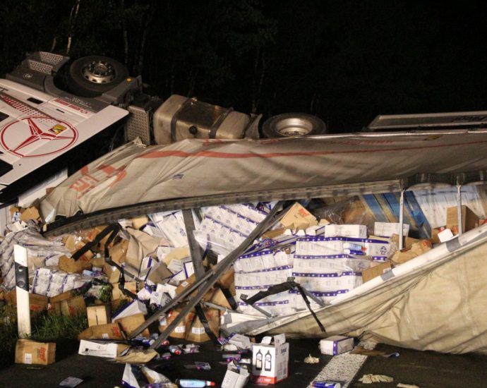 LKW kippt nach Unwetter um – Reinigungsmittel auf A7 verteilt