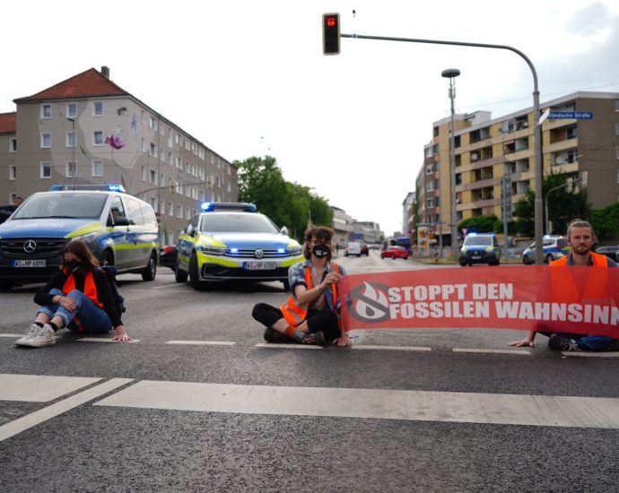 Kassel: Klimaaktivisten kleben sich auf Holländische Straße fest (VIDEO)