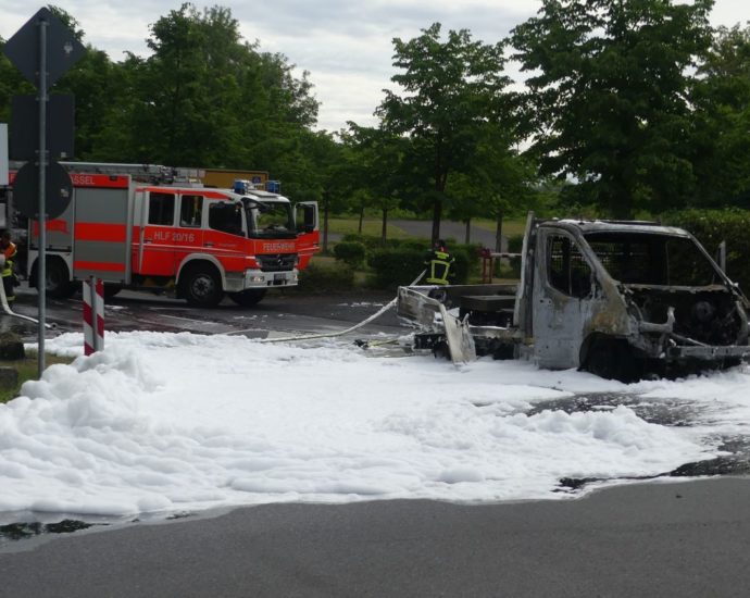KS: Pritschenwagen brennt an den Messehallen komplett aus (VIDEO) KS: Pritschenwagen brennt an den Messehallen komplett aus (VIDEO)