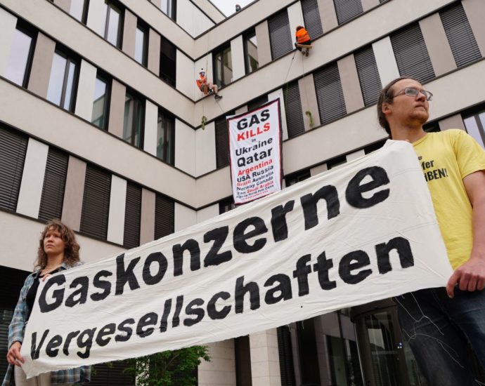 Kassel: Abseilaktion bei Gasunternehm Wingas (VIDEO)