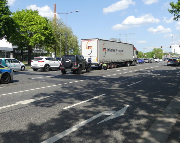 KS: Auf LKW aufgefahren – Stau auf der Dresdener Straße KS: Auf LKW aufgefahren – Stau auf der Dresdener Straße