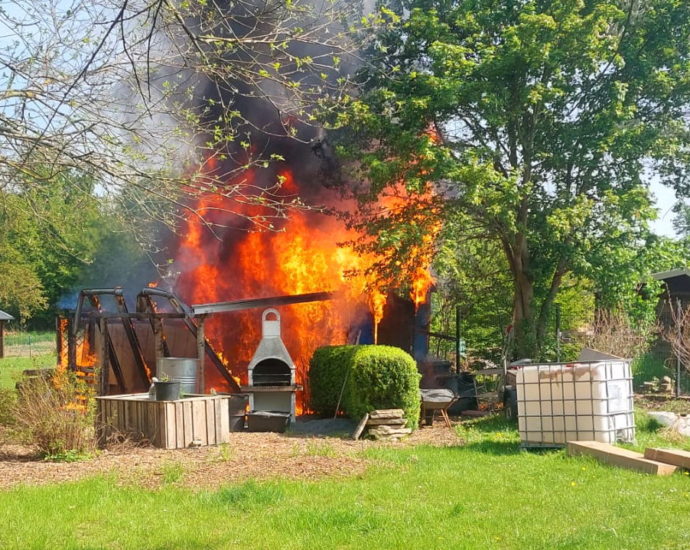 Bauwagen brannte – Große Rauchsäule über Lohfelden Bauwagen brannte – Große Rauchsäule über Lohfelden
