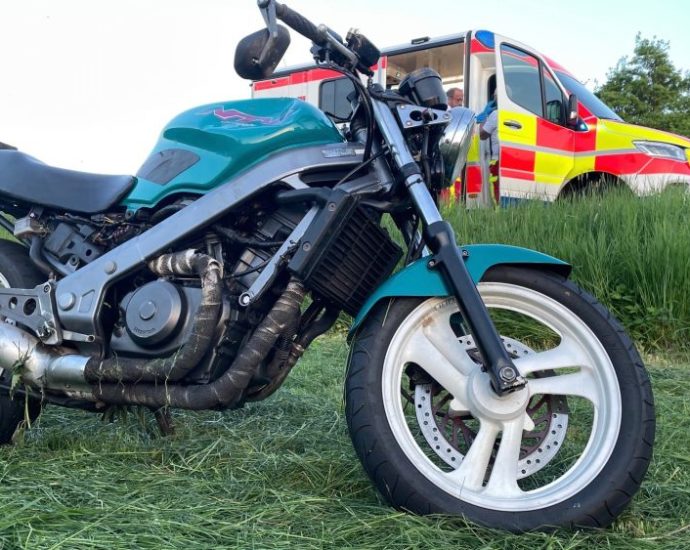 Motorradfahrer kommt von der Straße ab