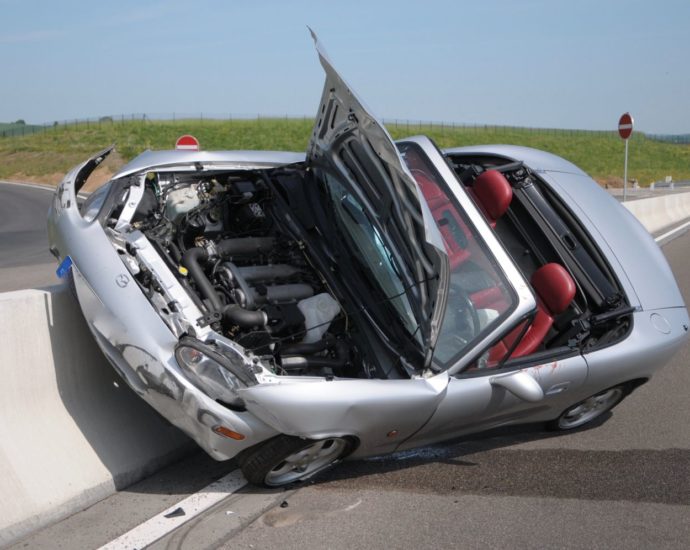 A49 bei Neuental – Senior kracht in Schutzplanken