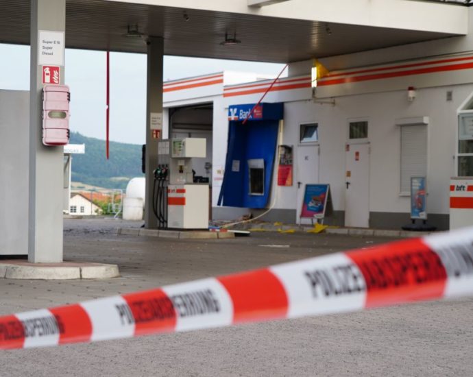 Geldautomat an Tankstelle in Dörnberg gesprengt (VIDEO) Geldautomat an Tankstelle in Dörnberg gesprengt (VIDEO)