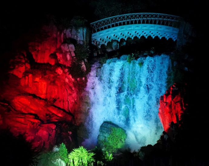 Nach 2 Jahren Pause: Beleuchtete Wasserspiele wieder im Bergpark Wilhelmshöhe (Video)