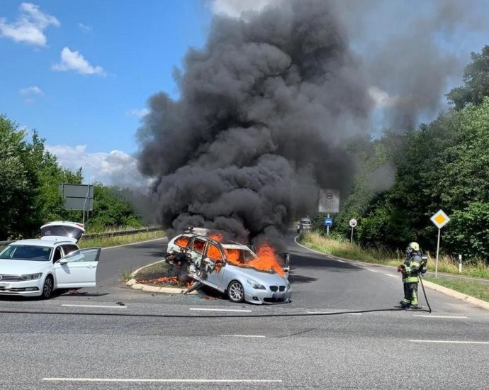 Kaufungen: PKW nach Unfall in Vollbrand – Zwei Verletzte Kaufungen: PKW nach Unfall in Vollbrand – Zwei Verletzte