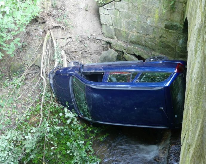 PKW kracht in den Wahlebach bei Lohfelden PKW kracht in den Wahlebach bei Lohfelden