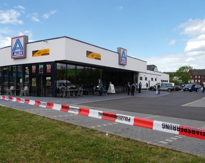 Zwei Tote im Supermarkt in Treysa – Trennung war wohl Tatmotiv (VIDEO) Zwei Tote im Supermarkt in Treysa – Trennung war wohl Tatmotiv (VIDEO)