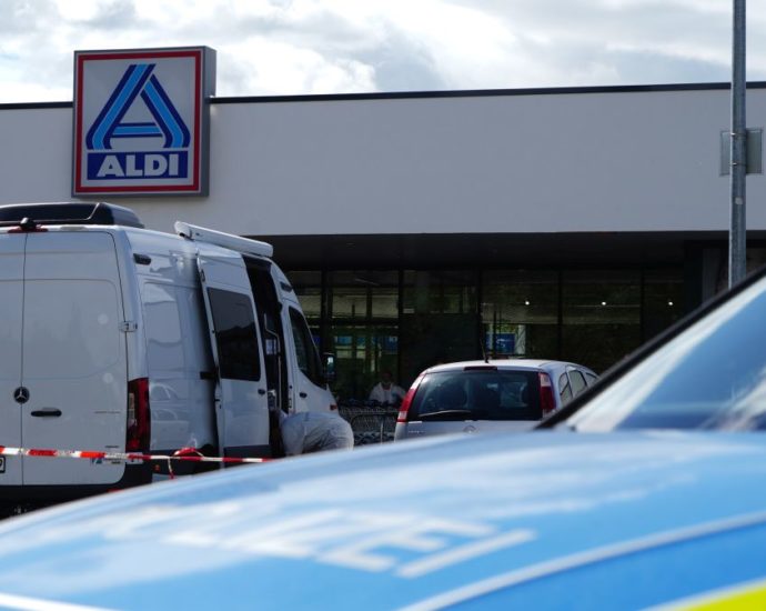 Zwei Tote nach Schüsse in Lebensmittelmarkt in Schwalmstadt (VIDEO)