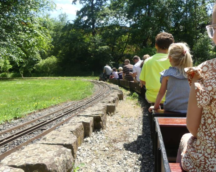 Ein Sommertag im Ahnepark mit der Eisenbahn des DBC Vellmar Ein Sommertag im Ahnepark mit der Eisenbahn des DBC Vellmar