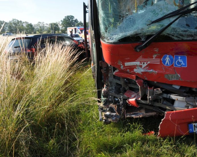 PKW frontal in Linienbus – Drei Verletzte bei Wabern