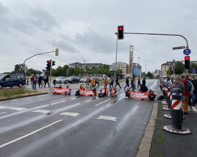 KS: Klimaaktivisten kleben sich erneut auf die Straße