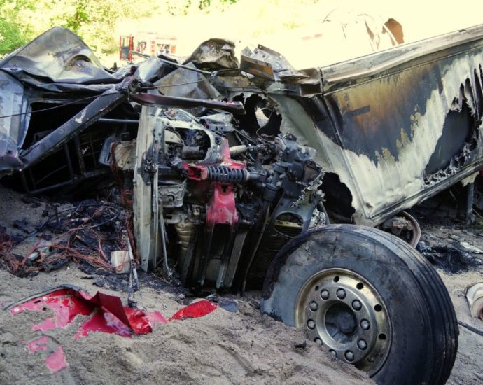 Schutzengel! Fahrer überlebt LKW-Unfall mit Brandfolge auf A44 (VIDEO) Schutzengel! Fahrer überlebt LKW-Unfall mit Brandfolge auf A44 (VIDEO)