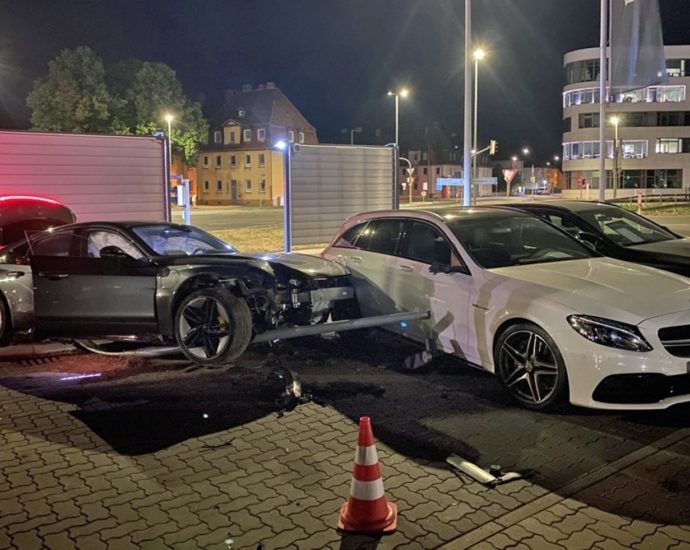 KS: Mutmaßliches Autorennen endet am Autohaus mit Unfall KS: Mutmaßliches Autorennen endet am Autohaus mit Unfall