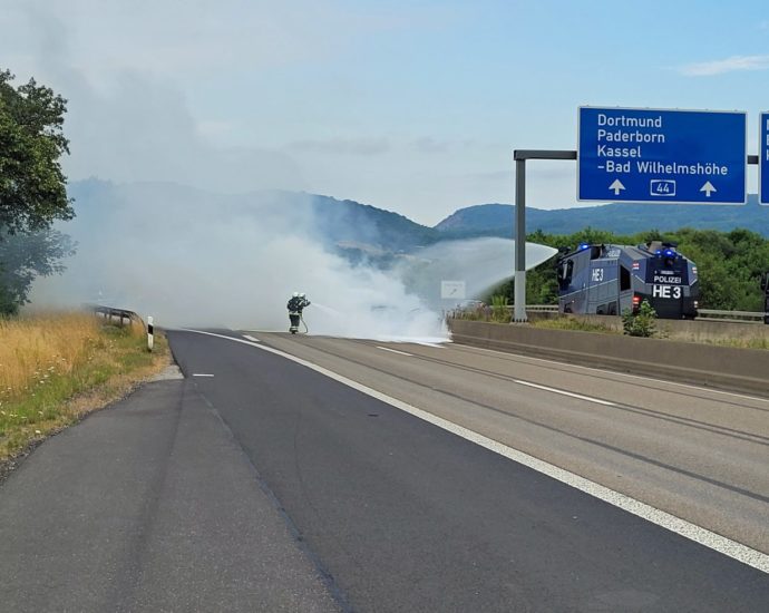 PKW brannte auf A44 – Polizei-Wasserwerfer unterstützte die Löscharbeiten PKW brannte auf A44 – Polizei-Wasserwerfer unterstützte die Löscharbeiten