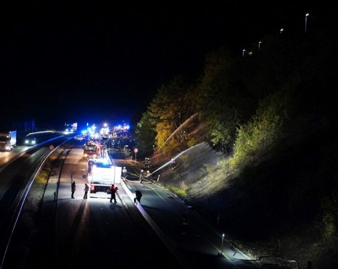Großeinsatz an der A44 – 200 Einsatzkräfte beim Böschungsbrand Großeinsatz an der A44 – 200 Einsatzkräfte beim Böschungsbrand