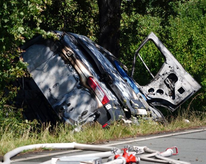B83: Transporter brennt nach Unfall aus – 19-Jähriger Fahrer kommt ums Leben B83: Transporter brennt nach Unfall aus – 19-Jähriger Fahrer kommt ums Leben
