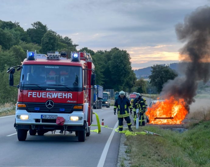 PKW brannte zwischen Volkmarsen und Wetterburg PKW brannte zwischen Volkmarsen und Wetterburg