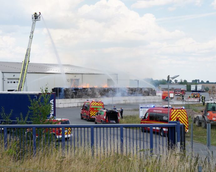 Brand in Diemelstadt – Rund 100 Papierballen brannten an Halle (VIDEO) Brand in Diemelstadt – Rund 100 Papierballen brannten an Halle (VIDEO)