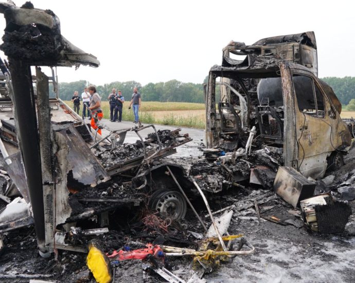 Auf Alarmfahrt: Rettungswagen kracht in LKW und geriet in Vollbrand bei Felsberg (Video) Auf Alarmfahrt: Rettungswagen kracht in LKW und geriet in Vollbrand bei Felsberg (Video)
