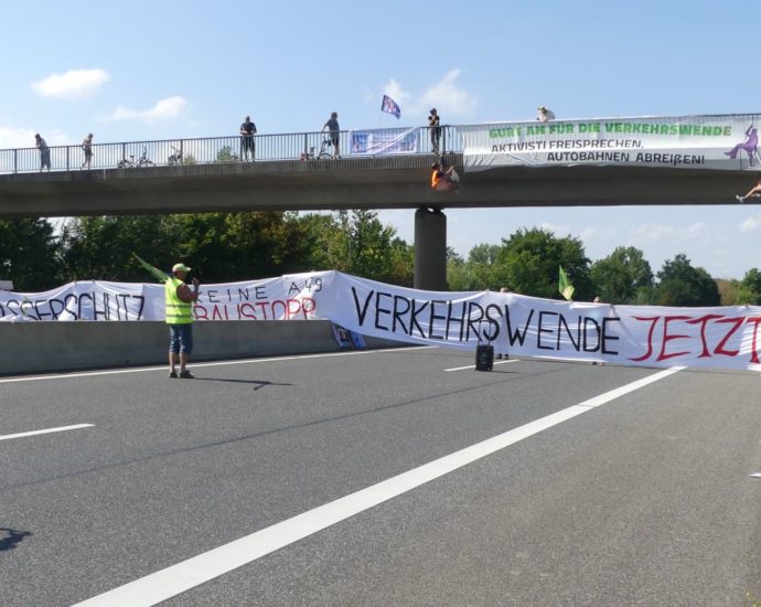 A49 rund eine Stunde für Klima-Protest gesperrt gewesen A49 rund eine Stunde für Klima-Protest gesperrt gewesen