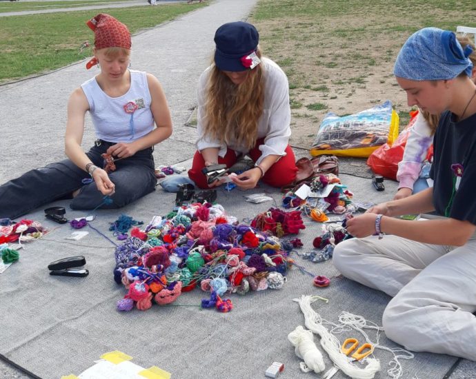 Gehäkelte Blumen gegen Gewalt an Frauen Gehäkelte Blumen gegen Gewalt an Frauen