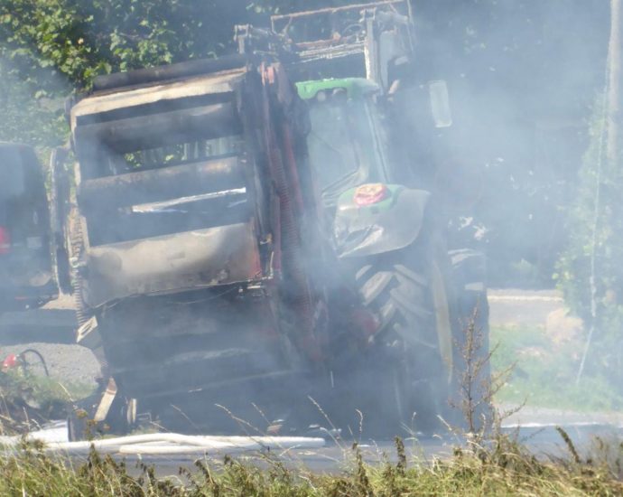 KS: Rundballenpresse brannte im Stadtteil Wolfsanger KS: Rundballenpresse brannte im Stadtteil Wolfsanger