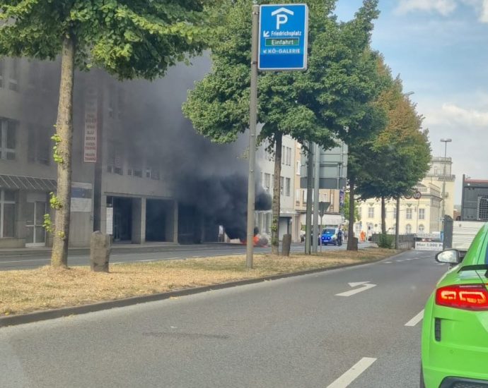 Kassel: Motorroller am Friedrichsplatz in Vollbrand Kassel: Motorroller am Friedrichsplatz in Vollbrand