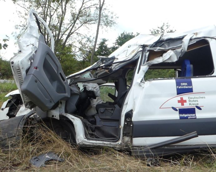 KS: Unfall mit Krankentransporter – Drei Verletzte auf der B251 bei Harleshausen KS: Unfall mit Krankentransporter – Drei Verletzte auf der B251 bei Harleshausen