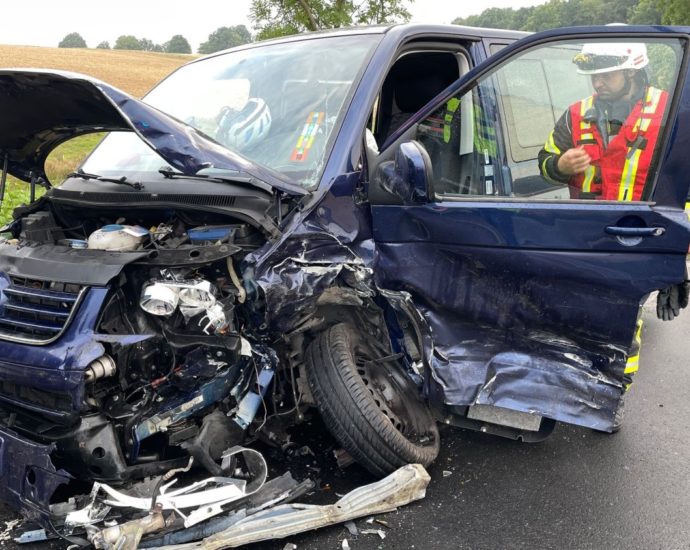 Zwei Verletzte nach Frontalzusammenstoß auf B3 Zwei Verletzte nach Frontalzusammenstoß auf B3