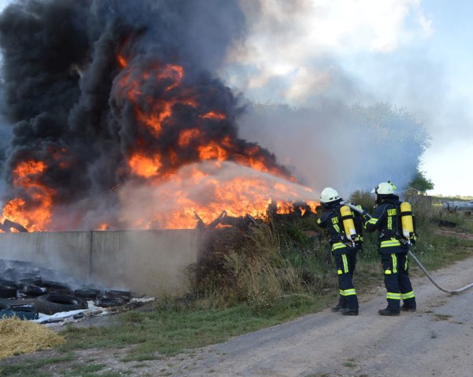 Großbrand in Großalmerode – Rauchsäule weithin sichtbar Großbrand in Großalmerode – Rauchsäule weithin sichtbar