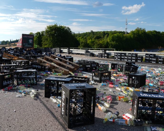 LKW verliert rund 300 Leergut-Kisten auf A44 LKW verliert rund 300 Leergut-Kisten auf A44