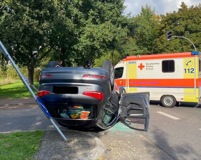 Espenau: PKW landet nach Verkehrsunfall auf dem Dach