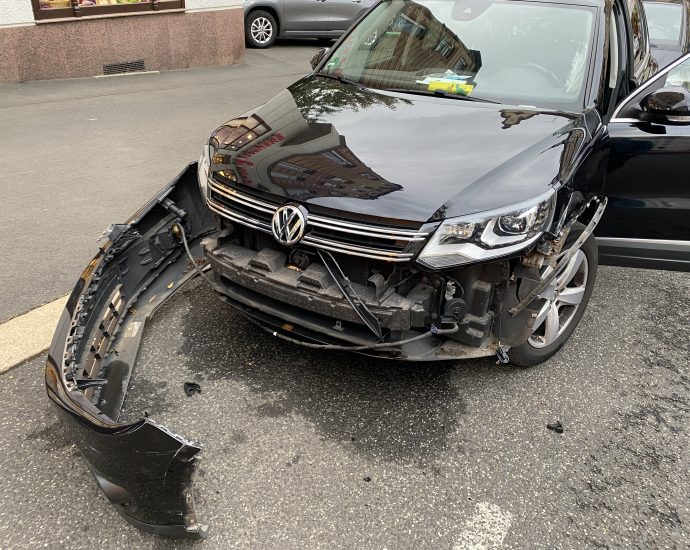 KS: Linienbus beschädigt geparkten PKW