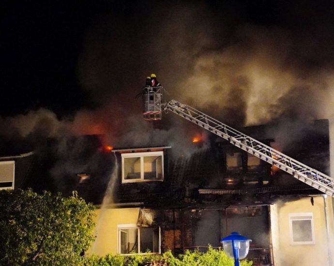 Brand in Ahnatal – Feuerwehr rettet fünf Personen vor den Flammen (VIDEO) Brand in Ahnatal – Feuerwehr rettet fünf Personen vor den Flammen (VIDEO)