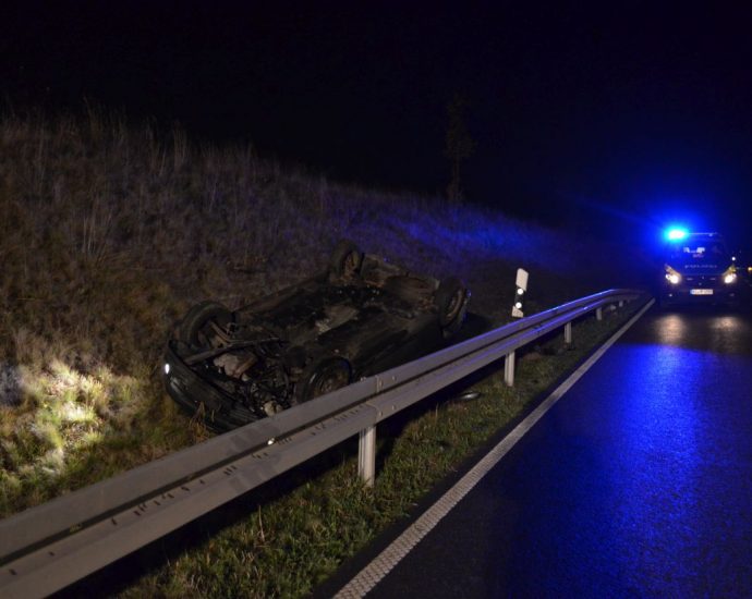 Ahnatal: PKW überschlägt sich bei Alleinunfall – Fahrer unverletzt Ahnatal: PKW überschlägt sich bei Alleinunfall – Fahrer unverletzt