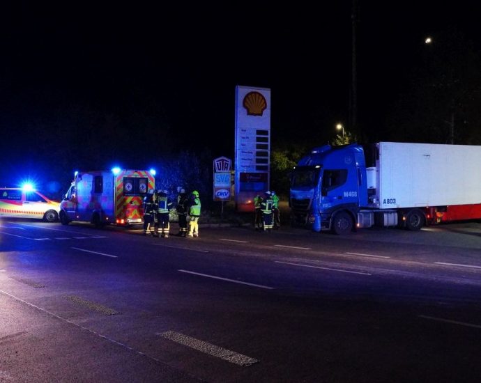 SVG Autohof: Fahrer wird zwischen zwei LKW eingeklemmt und tödlich verletzt