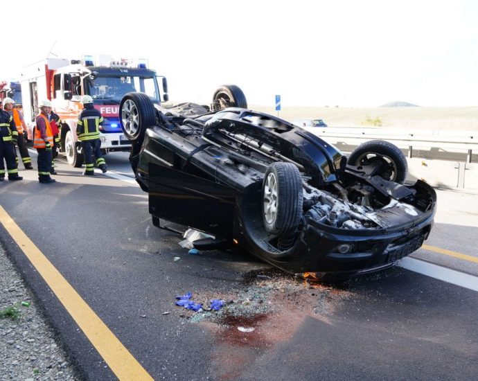 Unfall auf A44 – PKW kommt auf Gegenfahrbahn auf dem Dach zum stehen Unfall auf A44 – PKW kommt auf Gegenfahrbahn auf dem Dach zum stehen